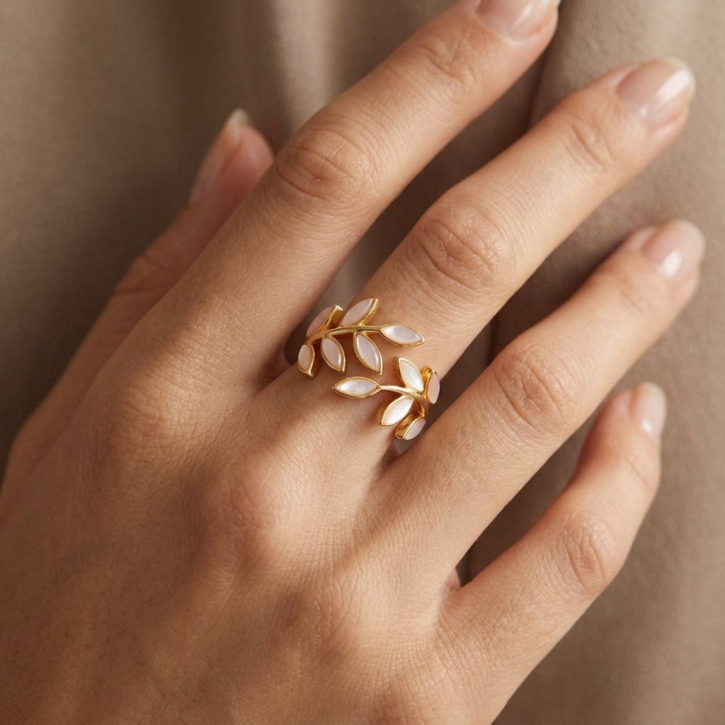 Neraya Åben Ring med Delikat Blad | Guld