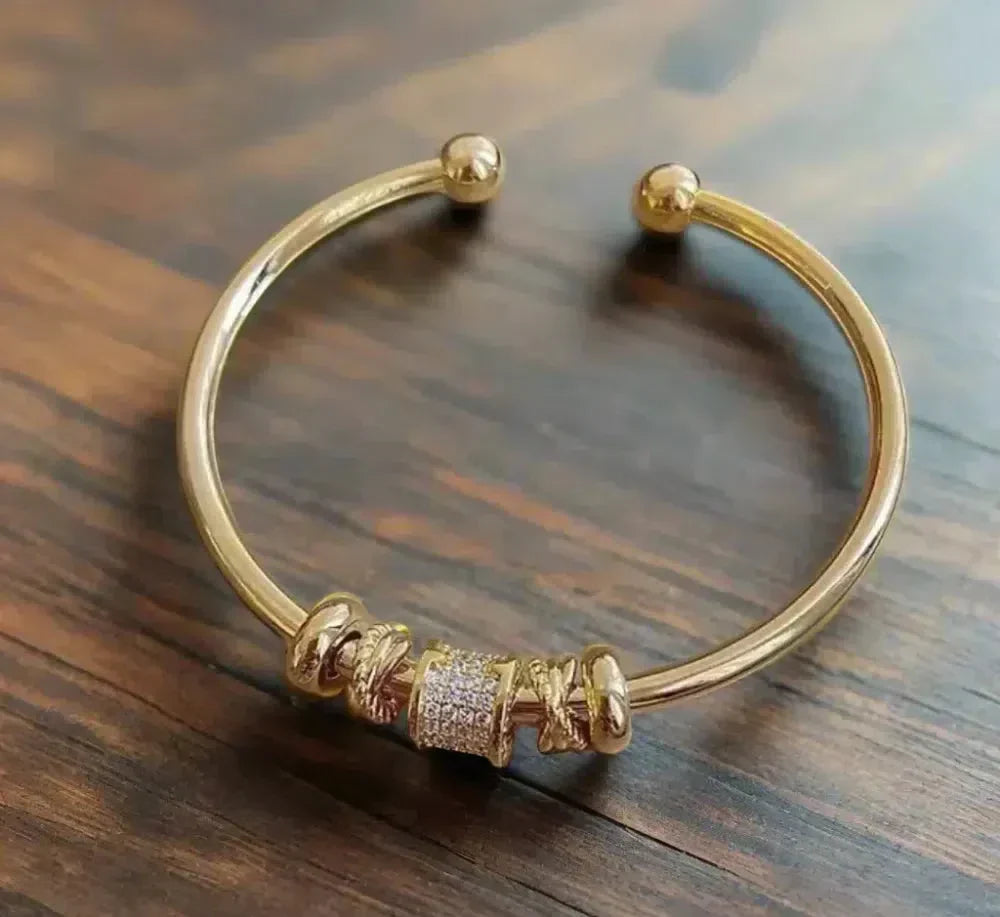 Justerbart armbånd med gyldne charms