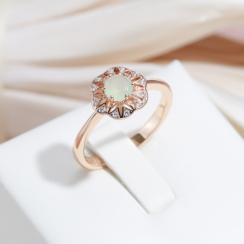 Elegant ring med grønt krystal i klokken