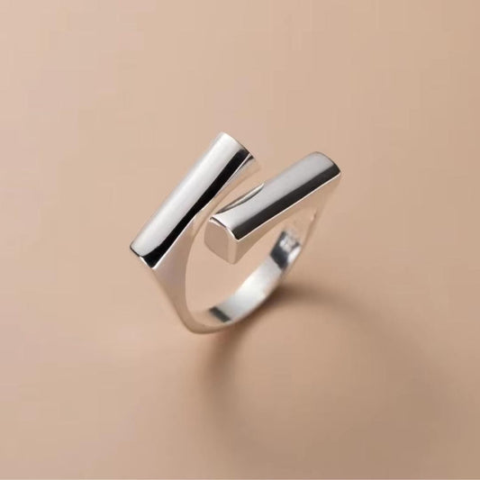 Simpel geometrisk ring med glatte fletninger