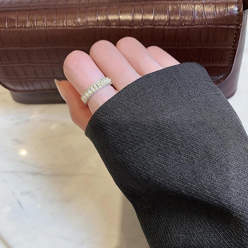 Luksusring lavet af guld og perler