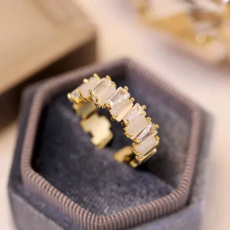 Elegant ring med indlagt zirkonia