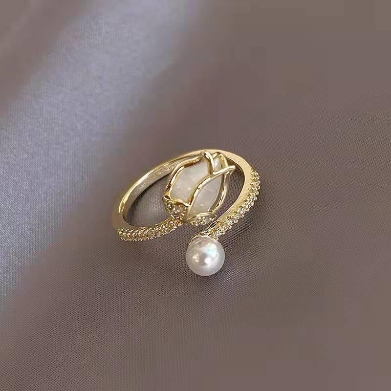 Justerbar hvid tulipanring med perle i guld