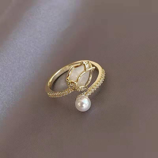Justerbar hvid tulipanring med perle i guld