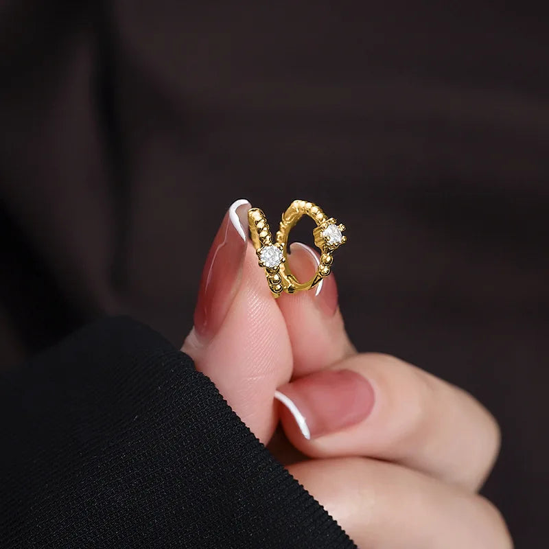Zara Øreringesæt | Rund Zirkon-ring og Blomsterdesign