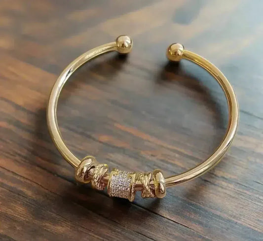 Justerbart armbånd med gyldne charms