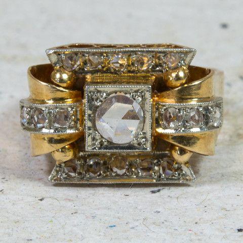 Guld ring med hvid krystal i vintage stil