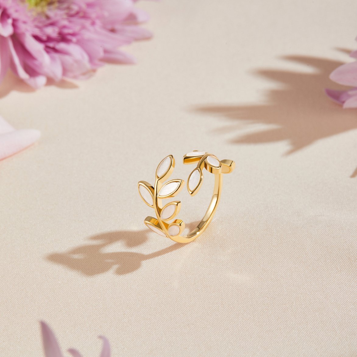 Guldblad Motif Ring