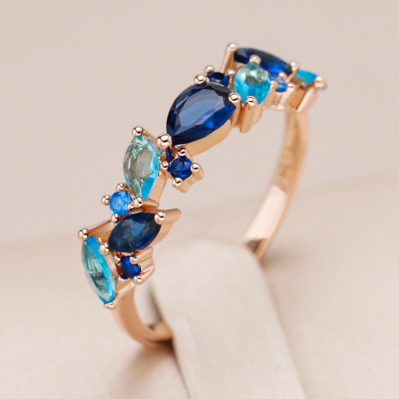 Elegant ring med blå krystaller, forgyldt