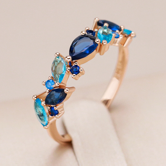 Elegant ring med blå krystaller, forgyldt