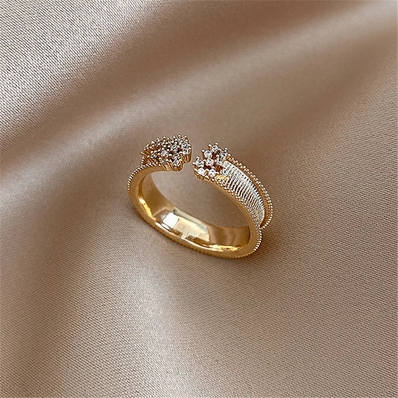 Elegant ring lavet af skinnende guld