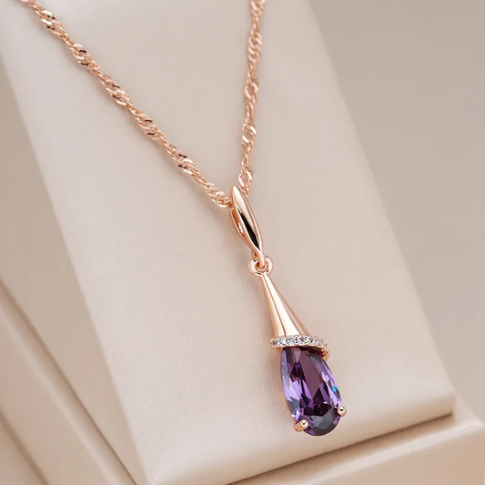 Elegant halskæde lavet af mauve krystal dråber
