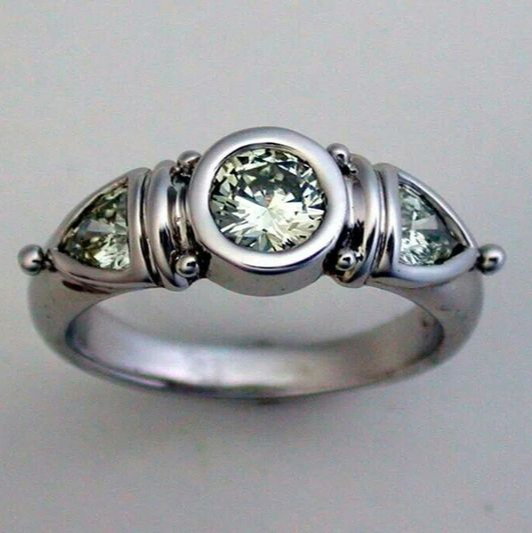 Ring med grøn krystal i vintage sølv