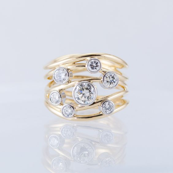 Gylden multi-lags ring med vintage krystaller