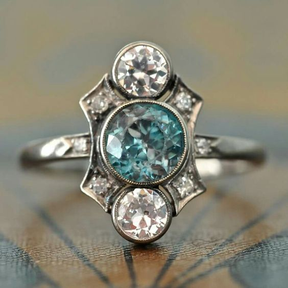 Ring med blå og hvide krystaller i vintage sølv