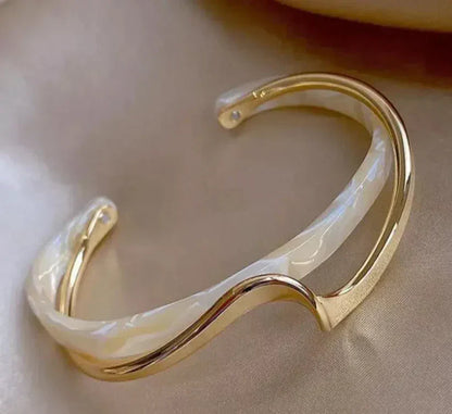 1+1 Tilbud: Hvid opal elegant gyldent armbånd + Elegante sorte perleøreringe